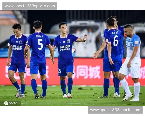 蓝红对垒的信仰之战：申花VS建业，一场贯穿岁月的绿茵豪情